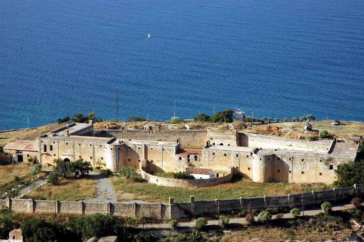Ιτζεδίν: To Φρούριο που Έγινε Φυλακή